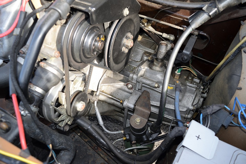 半世紀を経過した車両とは思えないほどの程度です。過去に大掛かりな整備が行なわれたのが容易に想像出来ますね。