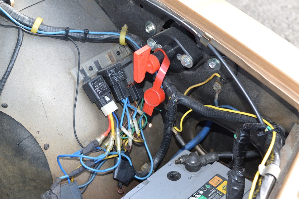 旧車の「肝」とも言える電気系は、配線類の引き直しが行なわれているので信頼性は格段にUPしているのではないかと・・・。