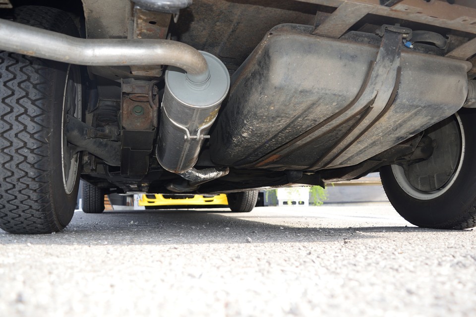 車体後方下面。マフラーの中間パイプに排気漏れの補修跡がありますが、他はひどいサビもなくご安心いただける状態です。