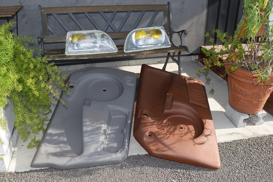 ご覧のヘッドライト左右、フロントドア内張左右が付属します。内張の左側用は色違いなので塗装の必要はありますが、表皮の浮きも無く良好な状態です。