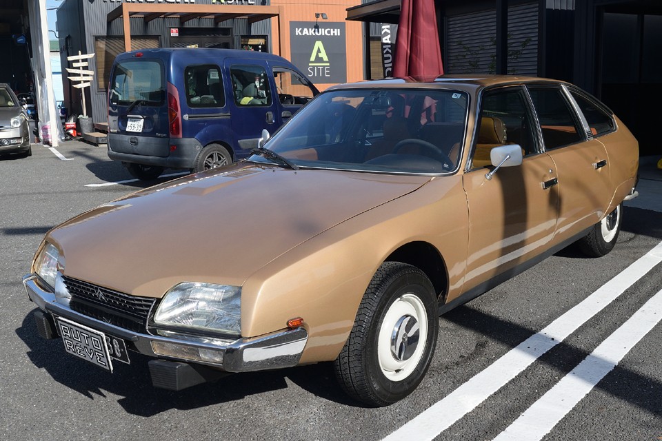 この得も言われぬ美しさ、そして浮遊感のある足回り・・・このCXを前にした時に感じるものを的確に言葉にするのは難しく、いつも「モヤモヤ」っとしたもどかしさを感じてしまうのですが・・・。