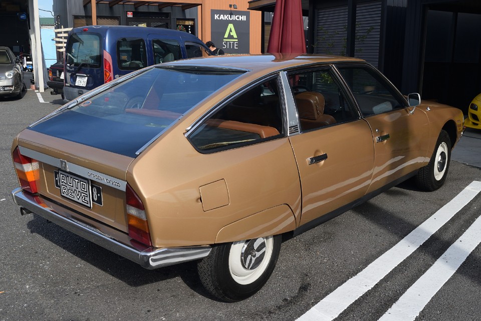 車は、目的地へ行くための「道具」であり、当然自分の意志で操るものですが、特にこの初期型CXは、モデル中随一と言えるその流麗さと、ハイドロニューマチック・サスペンションという独自の浮遊システムを備えた、言わば「異質な存在」・・・。