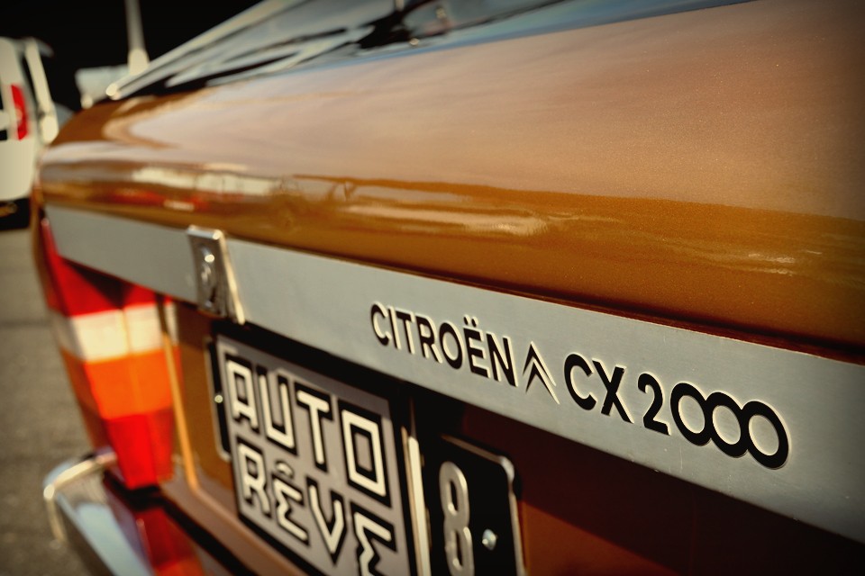 1974年と言えば、シトロエンがプジョー傘下に入る直前、純粋なシトロエン精神が宿る最後の年でもあります。この年式のCXと向き合うことは、当時の設計者たちの想いに触れる行為そのものかと。