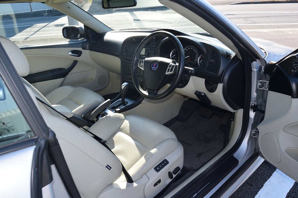 それまでの飛行機製造のノウハウである強固なモノコック構造や、空気抵抗の少ない流線形のボディスタイル等、独自の想いをカタチにして生まれたサーブ。