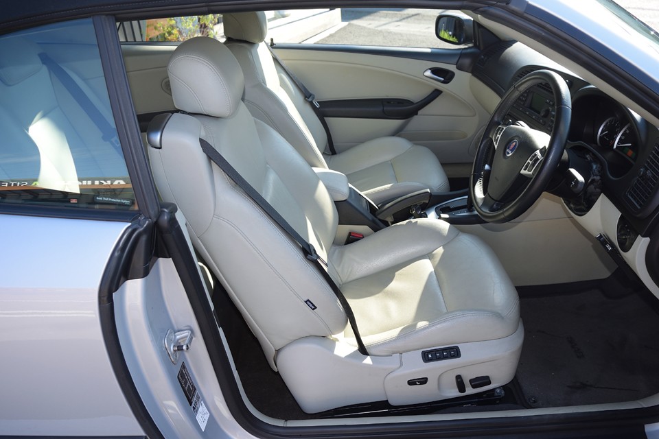 このドライビングシートもなんとなく、飛行機のコックピットシートに見えてくる気が・・・。