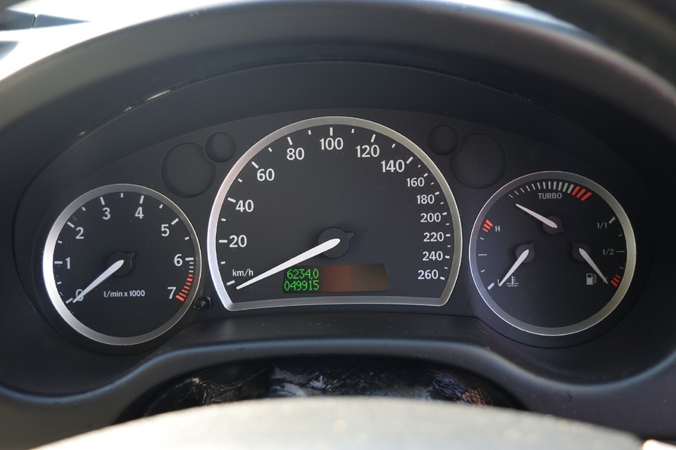 走行距離は49,915km。ちなみに現在、特に不具合らしい不具合はありませんが、1点だけ気になる事と言えば、空調使用時のブロアファンのキュルキュル音くらいでしょうか・・・。