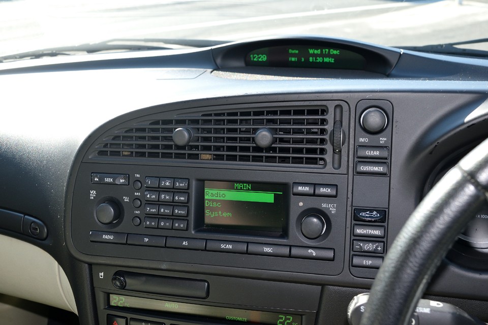 航空機メーカーをルーツに持つブランドならではの、スイッチ類がドライバー側に集中配置されたコックピットデザインや・・・。