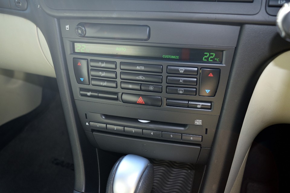 夜間走行時にメーター照明を減光する「ナイトパネル」機能など、随所にこだわりが感じられますね。