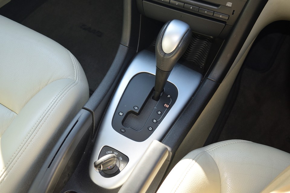 キーシリンダーが、サイドブレーキの後ろ、運転席と助手席の間に位置しているのも特徴的。万が一の衝突時に足元の怪我を防ぐという、安全思想に基づいた設計でもあります。