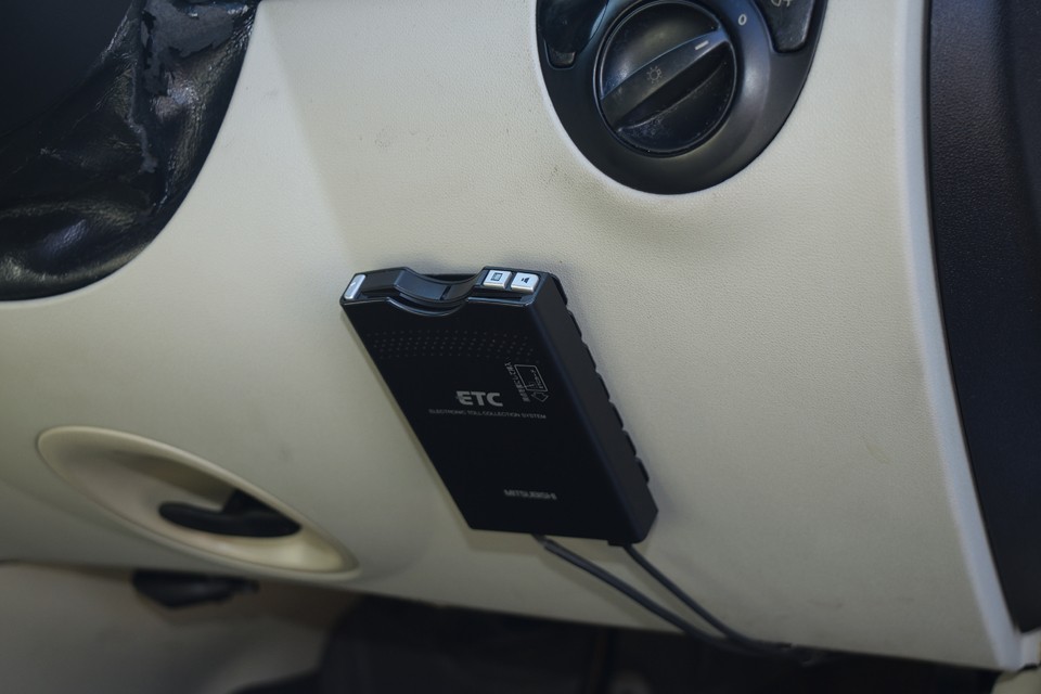 ETCももちろん装備です。本体はハンドル右下のカードの抜き差ししやすい場所に設置されています。