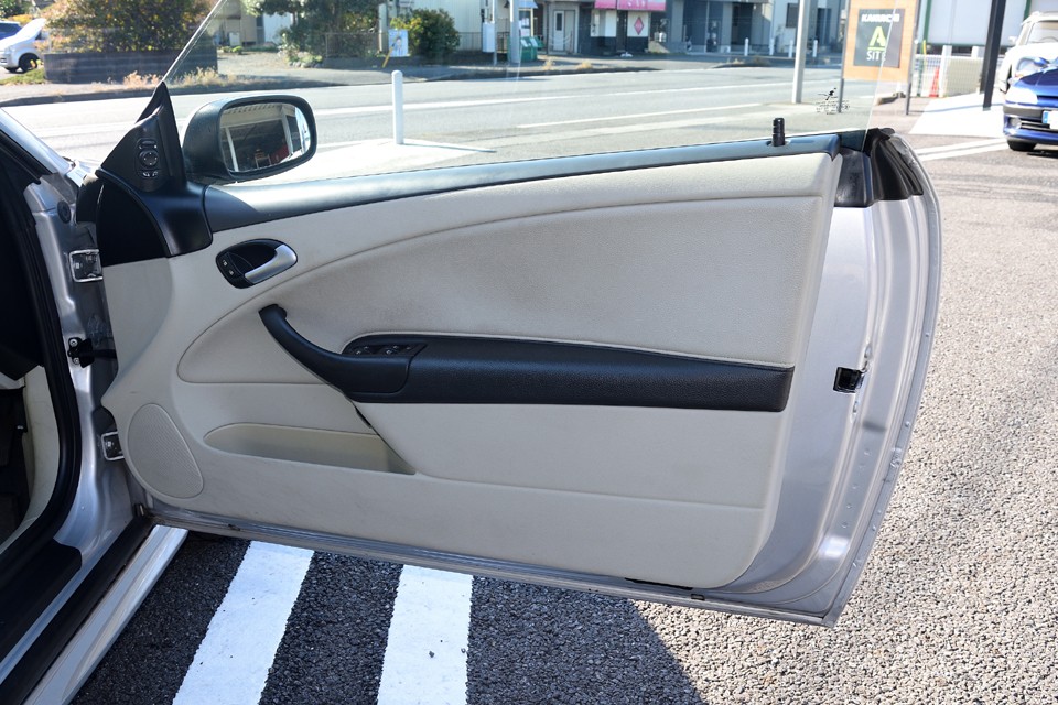 ドア内張も汚れが目立ちやすいはずの白系素材ですが、ご覧の通り清潔感のある状態です。