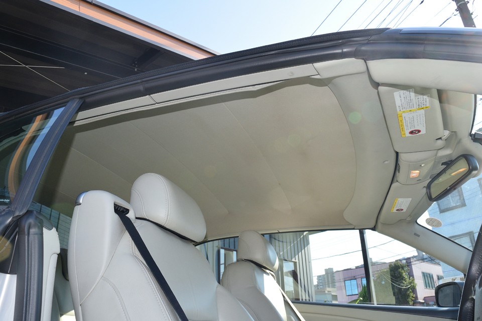 幌内側も同様に白い布素材ですが、目立つ汚れも無く清潔な状態。全体的に清潔な白インテリアはとてもエレガントな印象です。