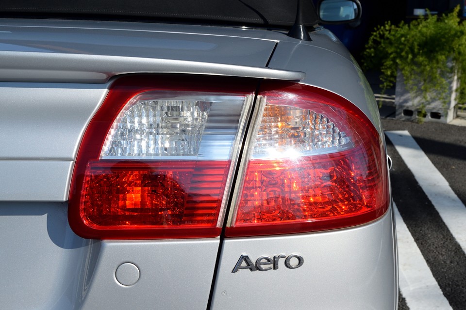 リアレンズも同様にクリアーです。デザイン的には少し野暮ったくも見える大柄なレンズですが、「安全性を最も重視した結果」と知ると納得ですね。