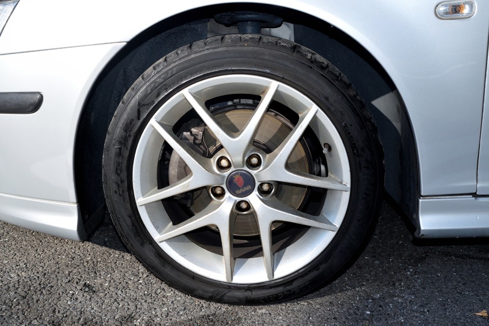 サーブのホイールと言えば、のっぺりした極太の3本スポークや真っ平な印象のディッシュタイプが想い出されますが、この9-3カブリオレは20年以上を経過したクルマのホイールとしては、とても洗練された印象です。