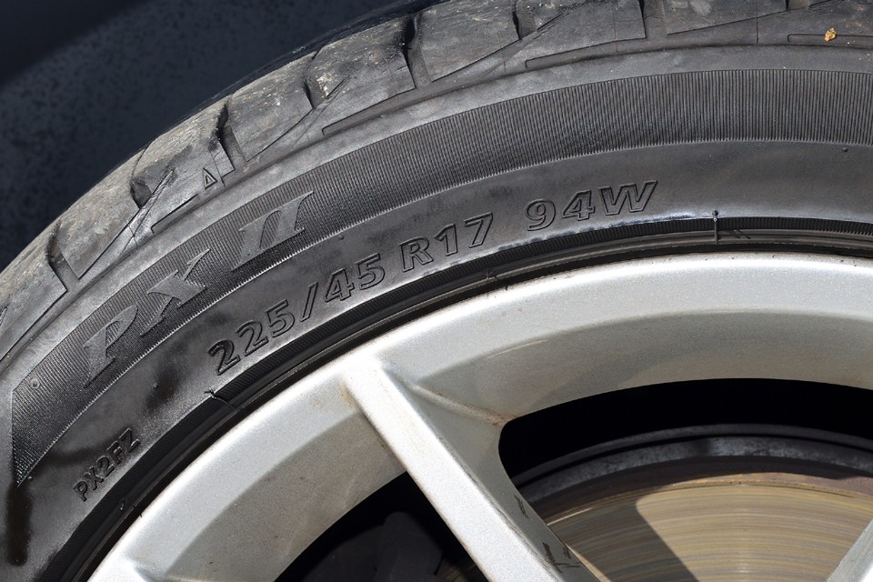 サーブの2Lモデル中では最大の209psを誇るエアロ・グレードは、そのパワーをしっかりと受け止めるため、225/45R17という当時としては、かなりのハイスペックタイヤを装着。