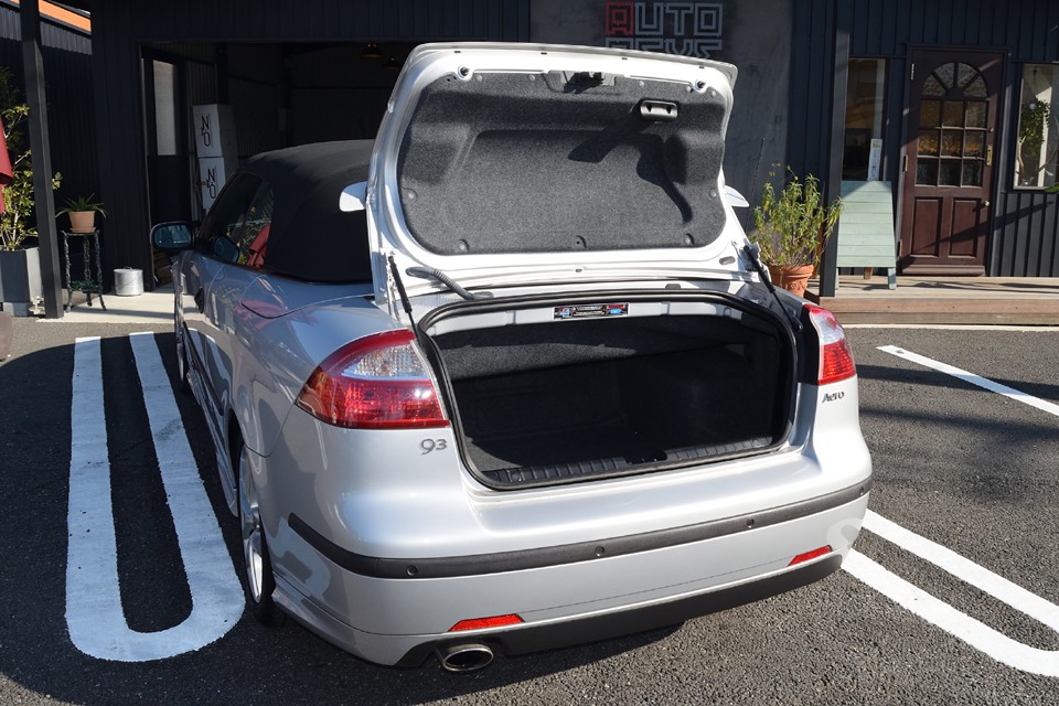 オープンカーのトランクは、幌を収納するとほとんど使えなくなることが多いですが、この9-3カブリオレは、オープン状態でも変わらず必要十分なスペースを確保しています。