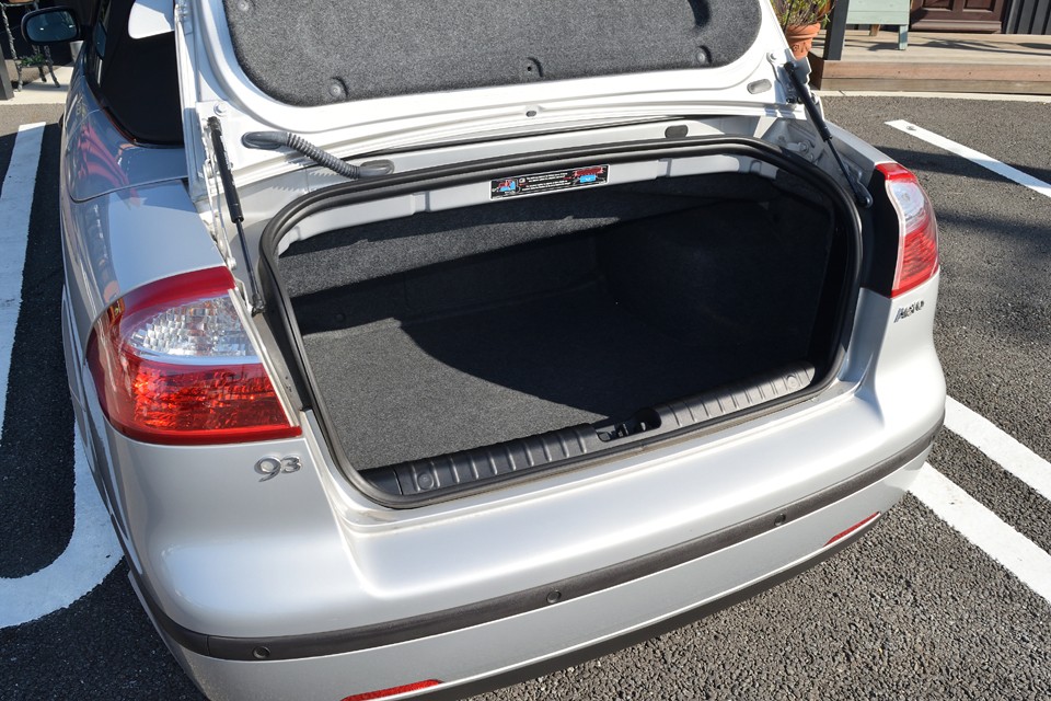 幌を閉めている時はもちろんご覧の通りの実用的なスペースがあります。日常使いを考えた巧みな設計の賜物ではないかと。