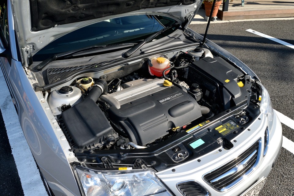 水冷直列4気筒DOHC16バルブICターボ 1998cc 最高出力 209ps/5300rpm 最大トルク 30.6kg・m/2500rpmと、何とリッター100馬力越えのパワフルな心臓部！燃費性能は最新の車には及びませんが、それを凌駕するだけの魅力があると思うのです。