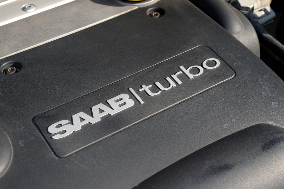 世界初の量産ターボ搭載車を世に出したサーブならではの誇らしい「turbo」ロゴ。この「エアロ」グレードは、スポーツカー顔負けの動力性能を持ちながらも、乗り心地は快適で、長距離ドライブも苦にならない点が素晴らしい！