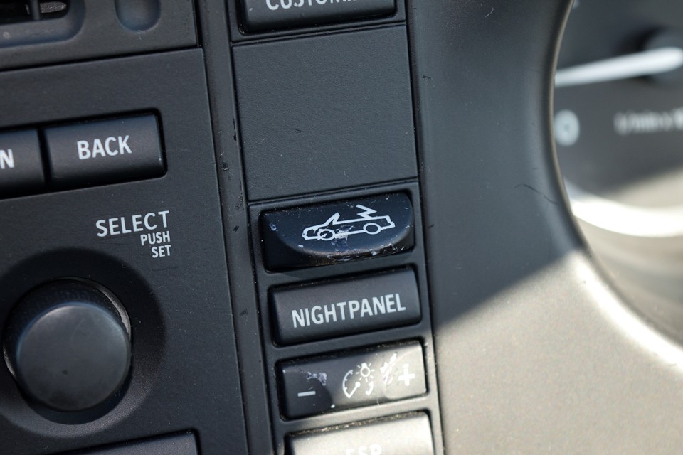 電動オープンはこのスイッチひとつで静かに、しかし複雑な幾何学模様を描くように幌が畳まれていきます。その約20秒のドラマが終わると・・・。