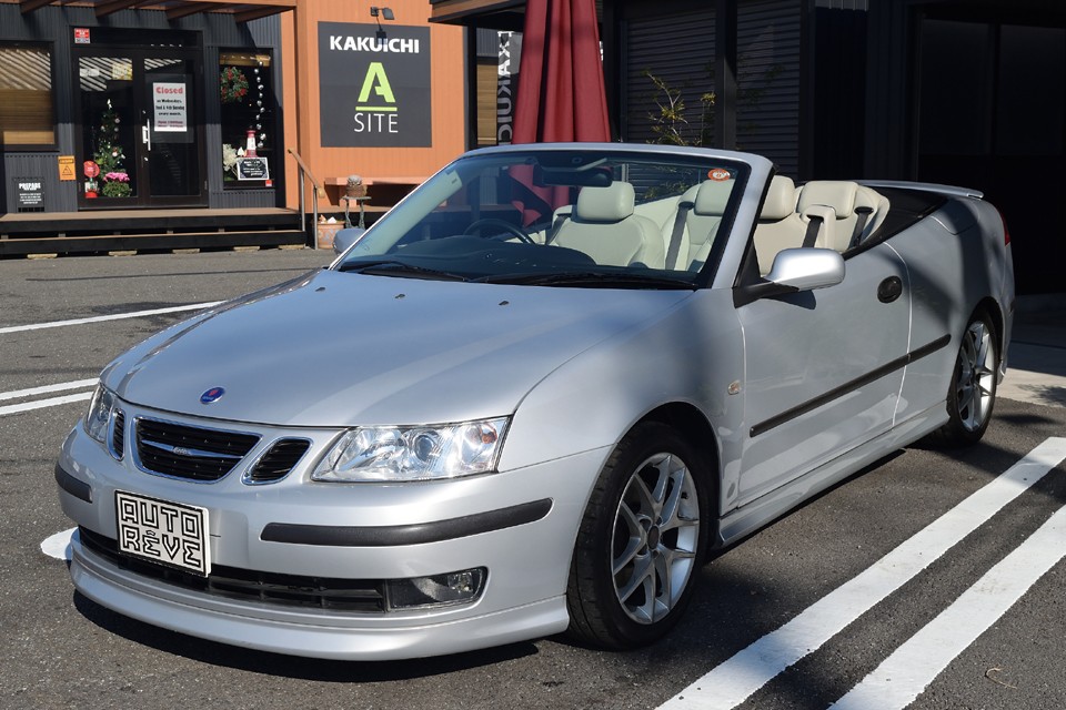 「サーブ 9-3 エアロ カブリオレ」のソフトトップを開け放つ。それは単に屋根がなくなるという物理的な変化を超えて、自分を取り巻く世界との境界線が溶けていくような、そんな不思議な感覚・・・。