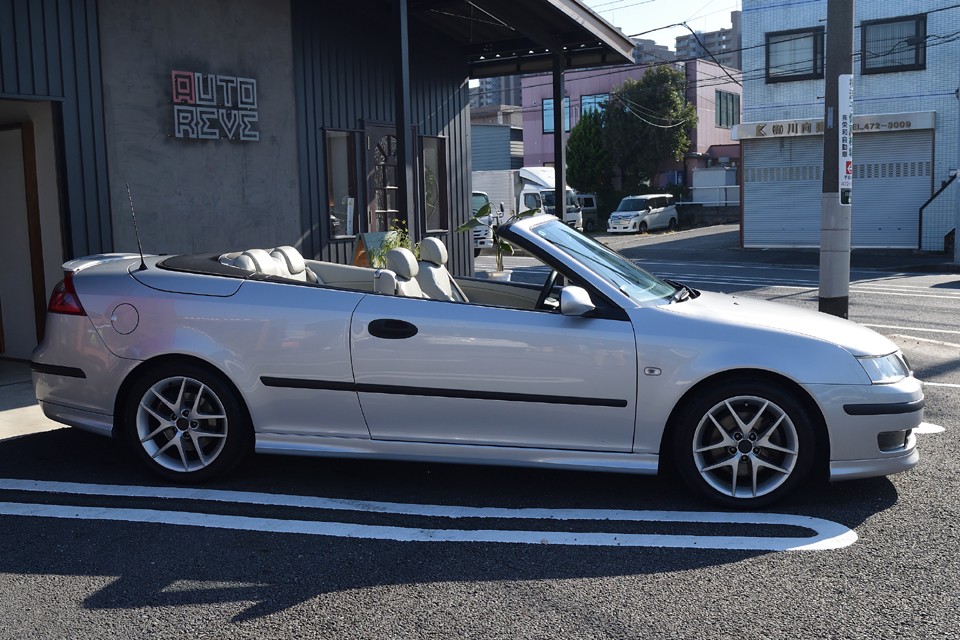 特筆すべきは、大人4人が快適に乗れる実用性の高さ。多くのオープンカーが2シーターやエマージェンシー的な後席である中、しっかりとした4座を確保している点は評価されてしかるべき点かと。