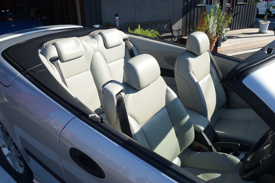 また、特筆すべきは、その風の巻き込みの少なさです。サイドウィンドウを上げれば、そこは静寂の空間に。