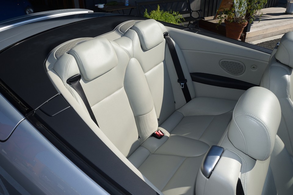 時速100キロで高速道路を巡航していても、髪を優しく撫でる程度の柔らかなそよ風だけで、乱暴な風が車内をかき回すことはありません。