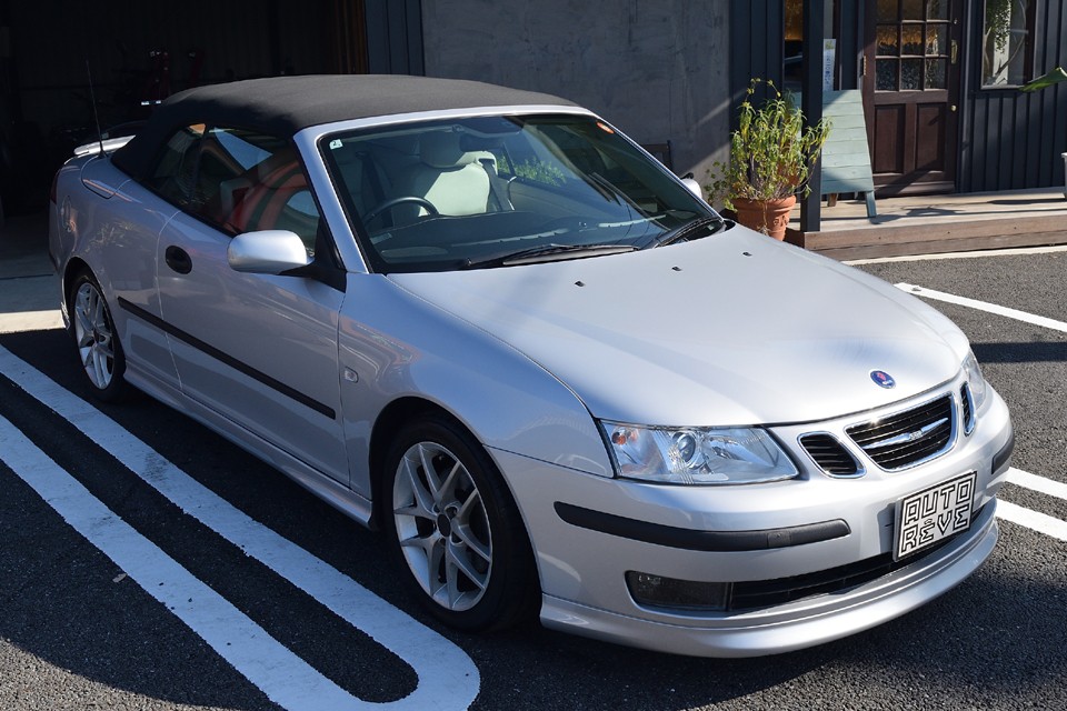 サーブ 9-3 エアロ カブリオレは、画一化された現代の車社会において、独自の「言語」で存在を語る車ではないかと思うのです。