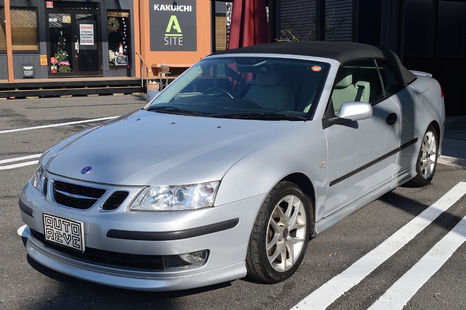 この車に乗り込んでまず感じるのは、他の何物にも似ていない独自のコクピットデザインです。飛行機の操縦席を意識したというデザインは、単なるギミックではありません。