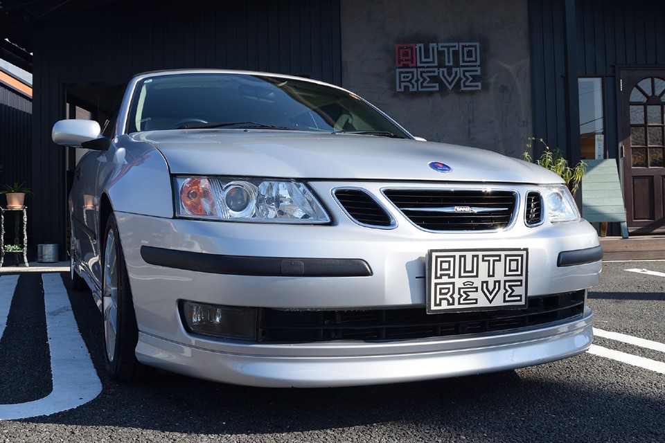 夜間、高速道路などを長距離走行する際、必要最低限のスピードメーター以外の照明を消灯できる「ナイトパネル」機能は、サーブならではの哲学です。