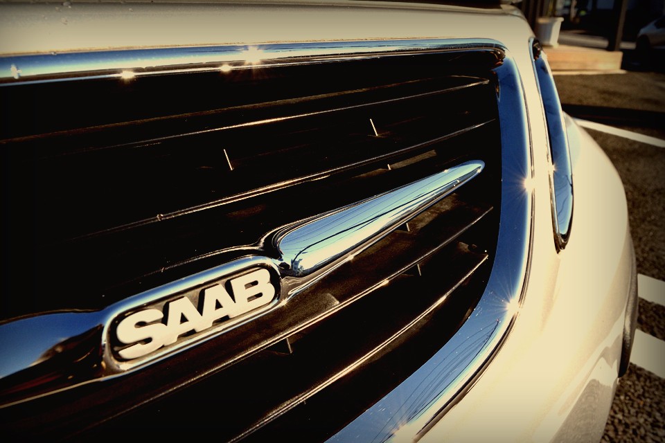 90年代後半から2000年代初頭にかけてのサーブのターボエンジンは、荒々しさよりも「知的な速さ」を追求しています。