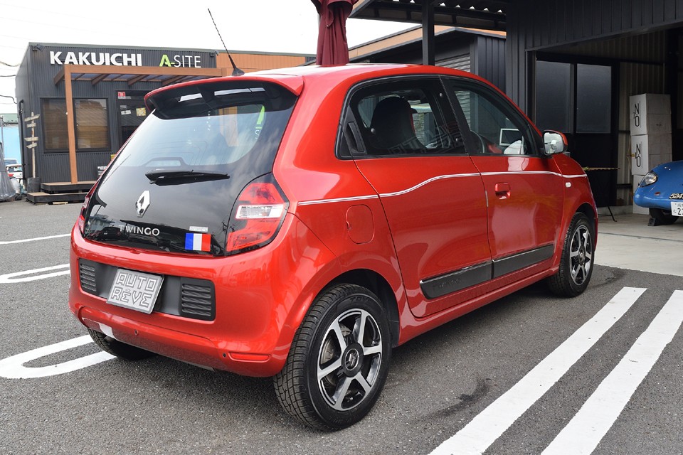 それにボディサイドのキャラクターを決める特徴的な波打つプレスライン！何にも考えなければ単純に真っすぐにすると思うのですが、こうすることでボディ全体の雰囲気とマッチした柔らかさを演出！