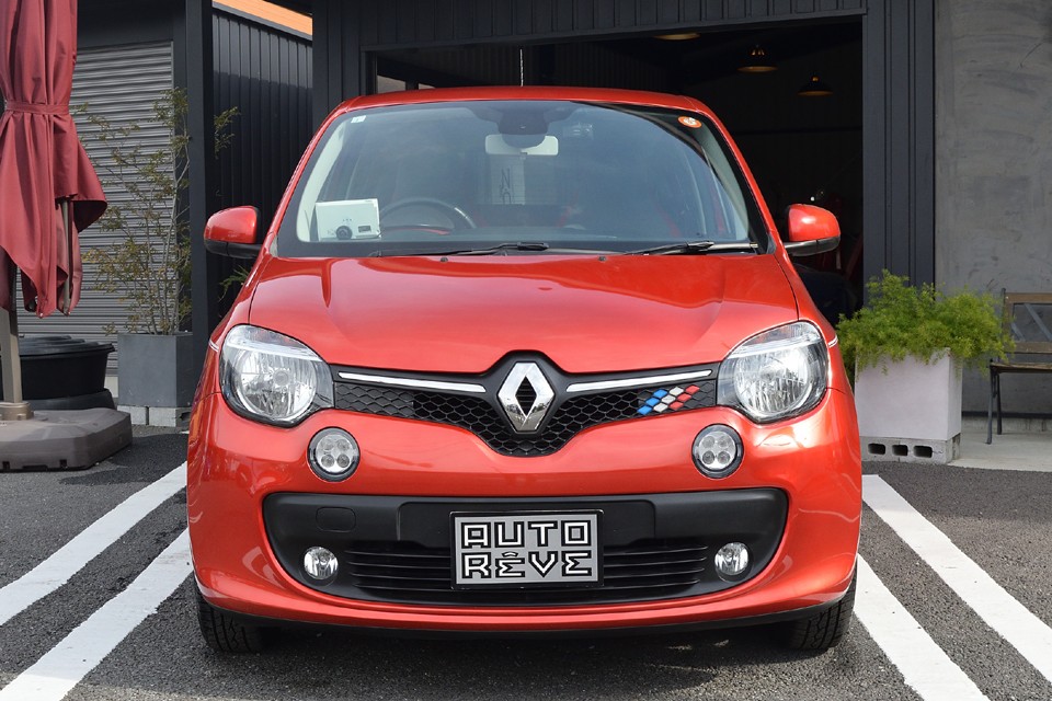 マブタ？！があったり、猫のようなヒゲがあったりと、可愛いながらも端正な顔立ち！どっかの国のクルマのように、大人が乗るにはちょっと・・・なんていう子供っぽい可愛さじゃ無いのがいいところ！