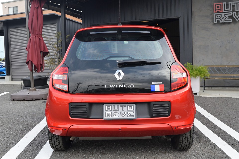 小さいクルマなのに安定感を感じるのは、このリアフォルムを見ると良く解ります。ボディの下半分にボリュームを持たせる秀逸なデザイン！