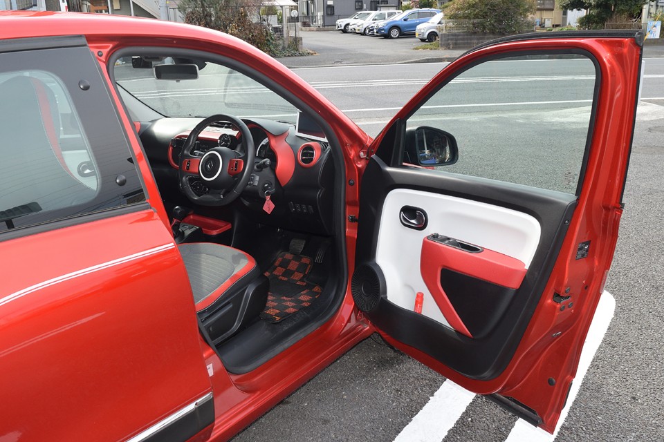 外観同様、内装もとてもPOPで楽しくなるデザインなのです！それではご覧くださいませ～。