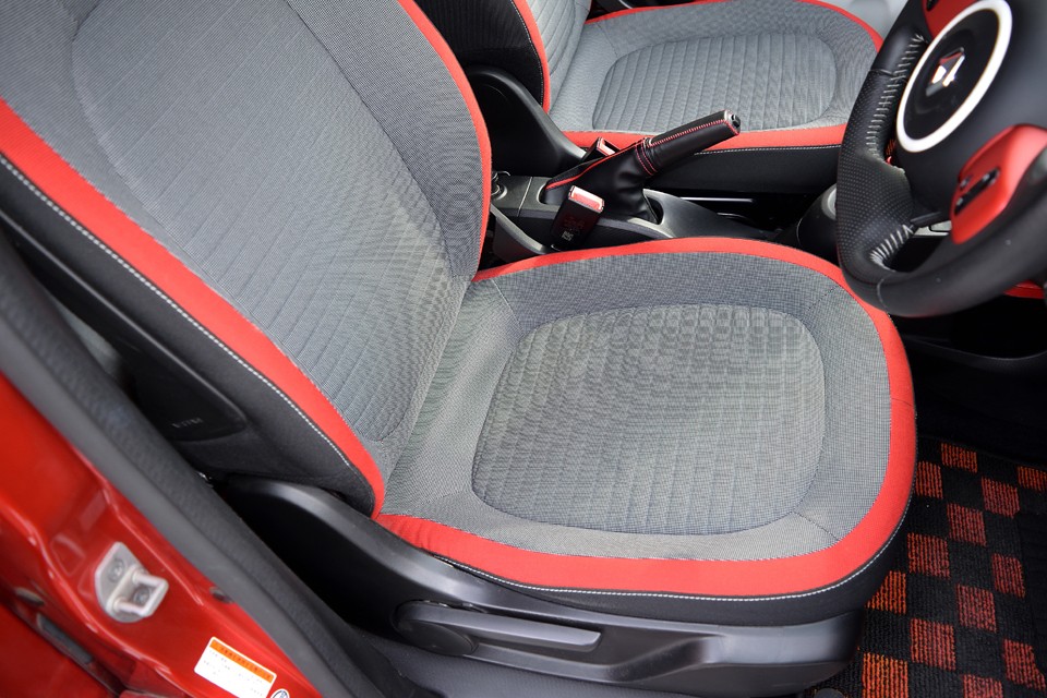 年式の割に走行3.2万kmと少ないので、シートのヤレもご覧の通り、気になるほどの汚れやヘタリはほとんどありません。