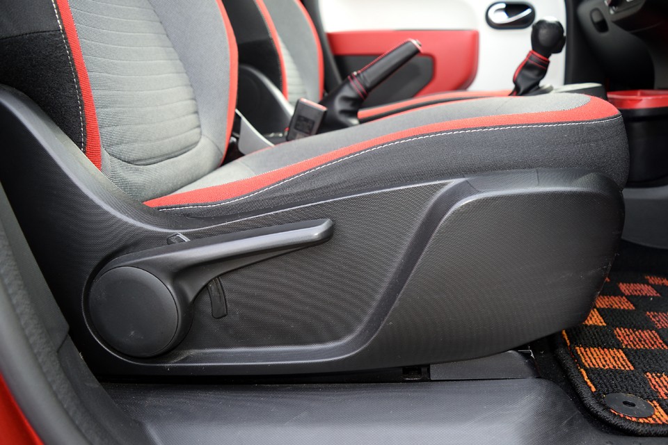 小柄な体型の方にはうれしいシートリフター（座席の上下調整機構）を装備。この最低位置から・・・