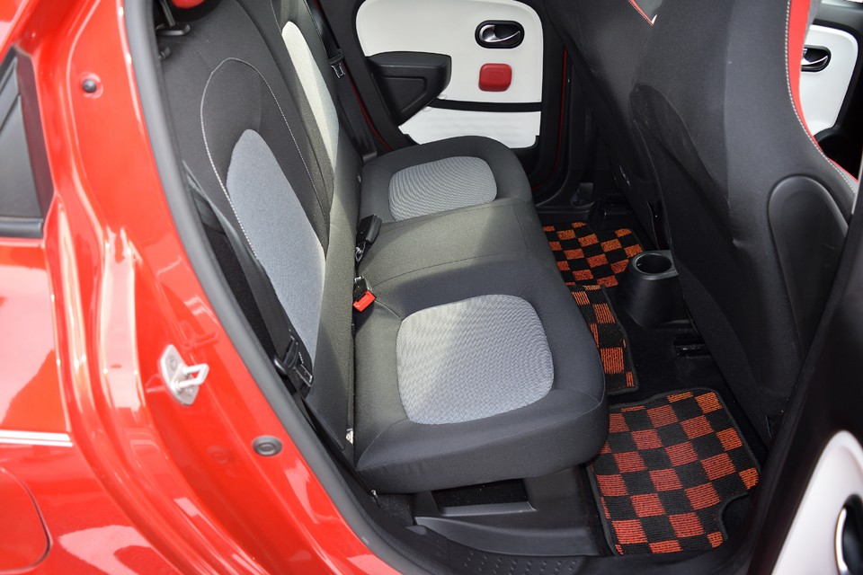 リアシートに至ってはほとんど未使用状態？！