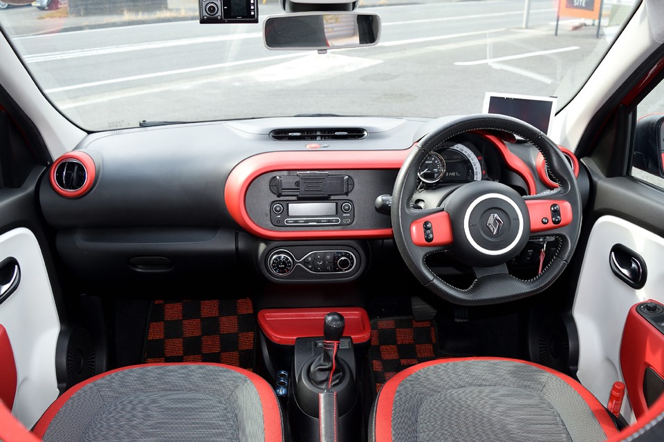 いやぁ～楽しいですねぇ～POPなインテリアのクルマは他にもありますが、こんなに元気がもらえて楽しい気分になれるクルマって他に？