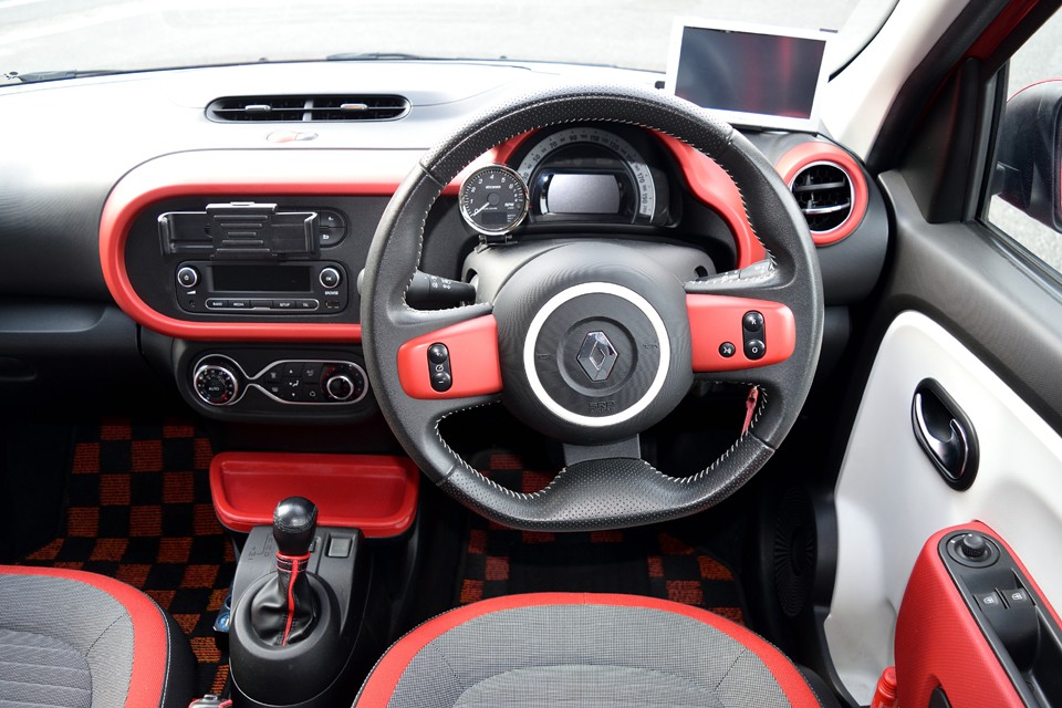 ベーシックなクラスのクルマではありますが、ハンドルは何と革巻き！直接手に触れる大事なところですからね。こういうところがユーロコンパクトのいいところ！