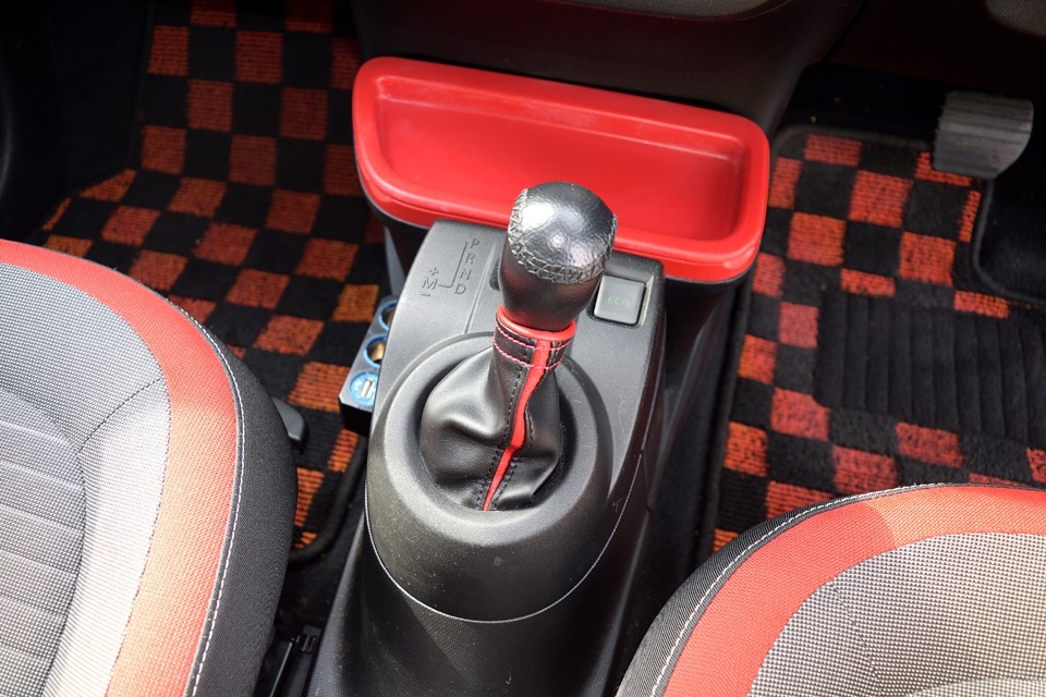 ミッションはルノーが誇る6速エフィシエントデュアルクラッチ（EDC）！つまりセミオートマですが、ツインクラッチなので継ぎ目の無いスムースなギアチェンジを実現！そのおかげか燃費もJC08モード21.7km/Lと国産車にも引けを取らない値なのです！