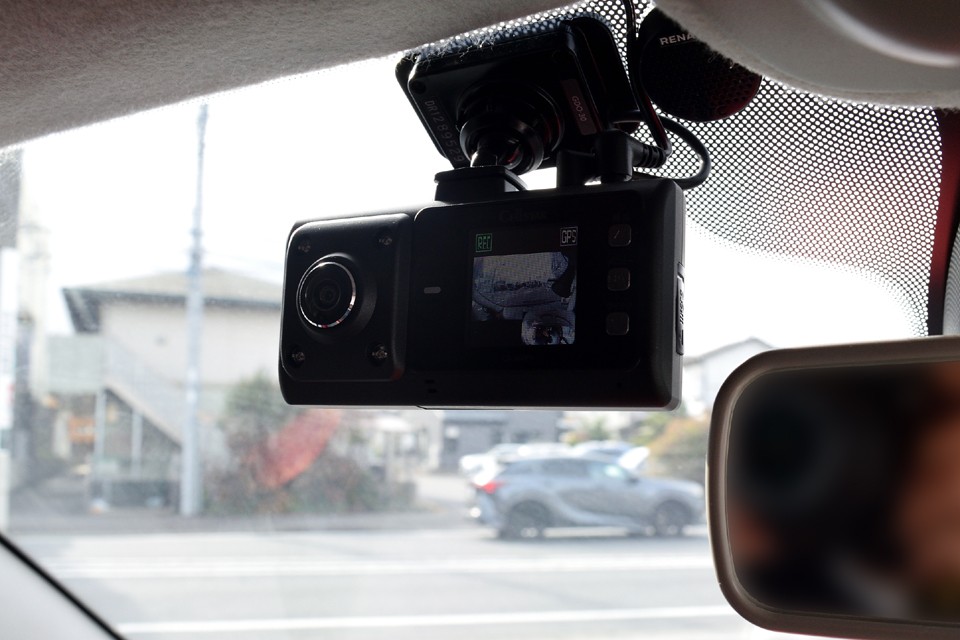 一体式の前後ドライブレコーダーを装備！万が一の事を考えるともはや必需品ですよね。