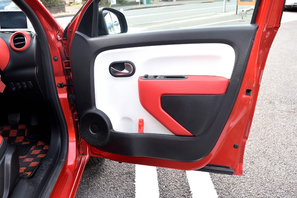 赤、黒、白のコントラストがハッキリしたビビットな印象のドアパネル。浦和〇ッズカラー？にも見えますが、他チームのサポーターの方もどうぞ、どうぞ（笑）