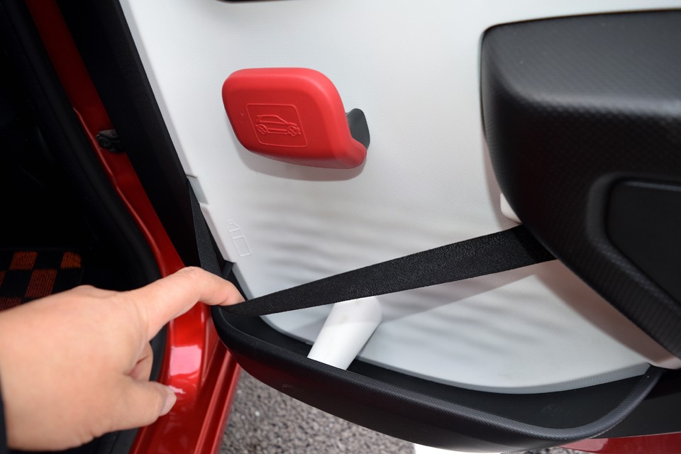 リアドアポケットの荷物押さえはご覧のゴムバンドを張っただけの簡単な造りですが、『こういうのでいいんだよ。』的な単純明快さがフランス車らしいですね。