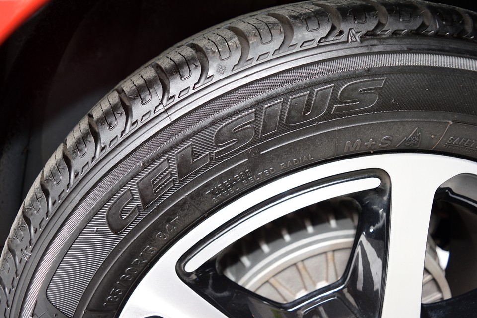 タイヤは冬の時期にも安心のオールシーズンタイヤを装備！2024年12月製造ですので、まだまだ新しいタイヤです。