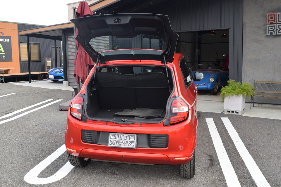 ガバッと開くリアハッチは荷物の積み下ろしにとっても便利！軽いガラスハッチなので開閉も楽々！
