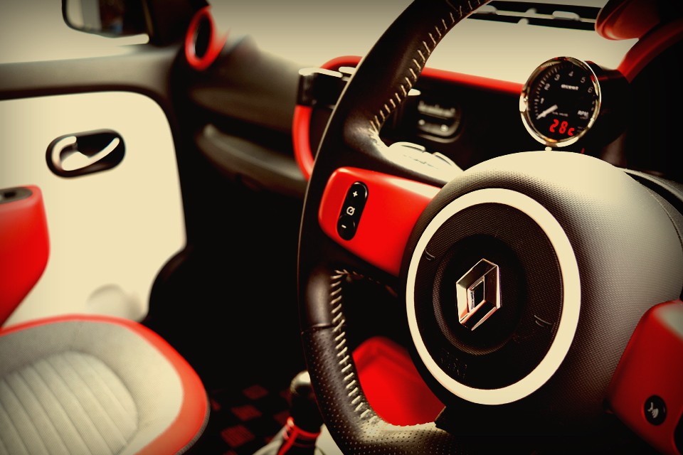 むしろその機構で得られたボディデザインの自由度を存分に生かして、こんなステキなクルマを生み出してくれたことに感謝なのです！