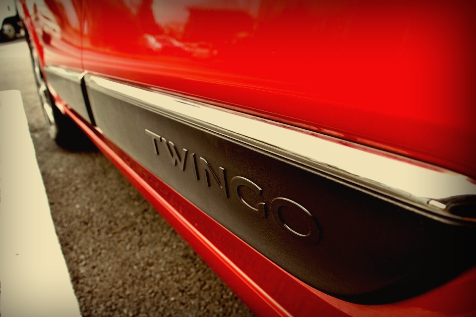 「最近、ピンッとくるクルマが無くて・・・」とお嘆きの方も多いですが、日常使えるコンパクトカーなら迷わずこのトゥインゴをおすすめ致します！