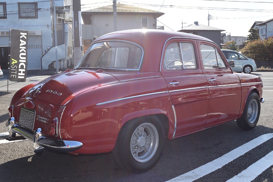 プリっとした曲面が何とも可愛いリアスタイルのドーフィンですが、”ネガキャン”リアタイヤが只者ではない感タップリ！クラシックな手法のチューニングカーって、やっぱカッコイイ～！